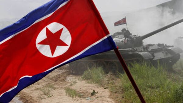 Cờ Bắc Triều Tiên đang bay trong cuộc tập trận quân sự ở Bắc Triều Tiên - Sputnik Việt Nam