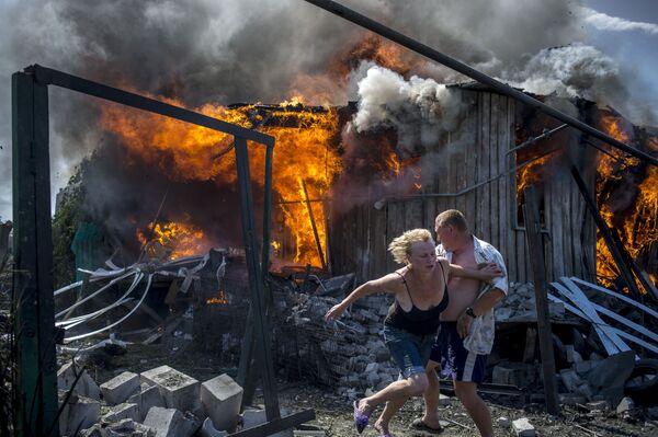 Cư dân địa phương được giải cứu khỏi đám cháy tại tỉnh Luhansk - Sputnik Việt Nam