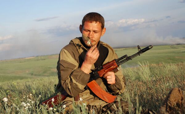 Một người lính của tiểu đoàn Viking Lữ Đoàn 1 của Cộng hòa Nhân dân Donetsk tại đường giáp ranh với các lực lượng vũ trang Ukraine tại làng Belokamenka - Sputnik Việt Nam