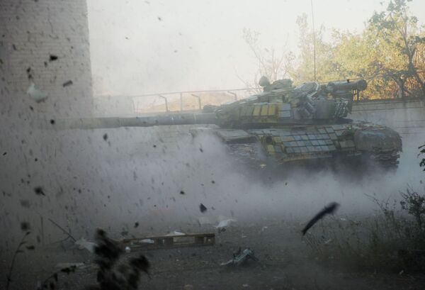Xe tăng của dân quân Cộng hòa Nhân dân Donetsk trong khu vực sân bay Donetsk - Sputnik Việt Nam