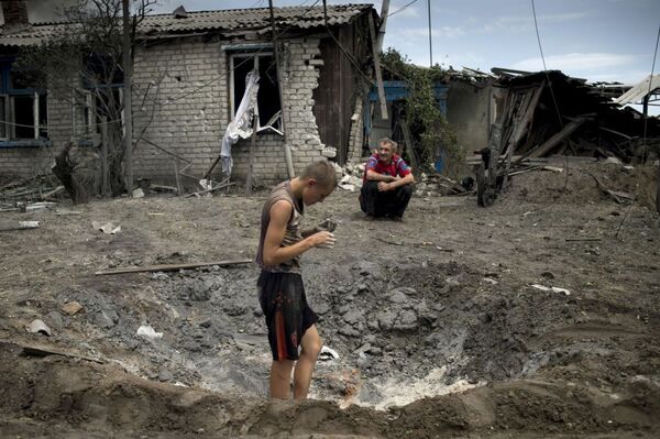 Người dân làng Luganskaya bị lực lượng vũ trang Ukraine không kích - Sputnik Việt Nam