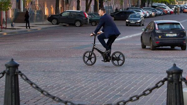 Thị trưởng Kiev Vitali Klitschko đi bằng xe đạp - Sputnik Việt Nam