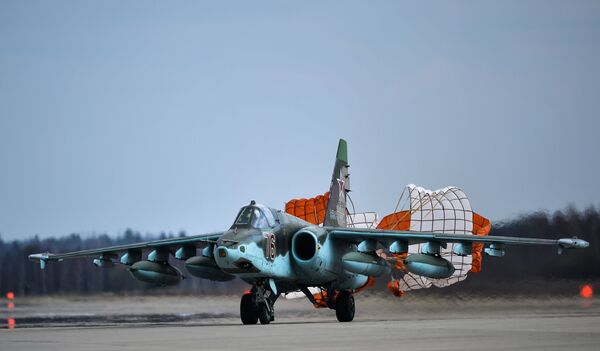 Cường kích Su-25 đã hạ cánh sau khi hoàn thành buổi tập dượt trong đội hình Không quân. - Sputnik Việt Nam