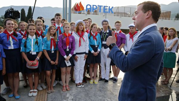 Thủ tướng Nga Dmitry Medvedev thăm trại hè Artek - Sputnik Việt Nam