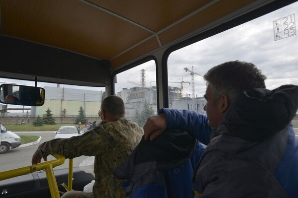 Công nhân đi qua những tàn tích của lò phản ứng số 4 nhà máy điện hạt nhân Chernobyl - Sputnik Việt Nam