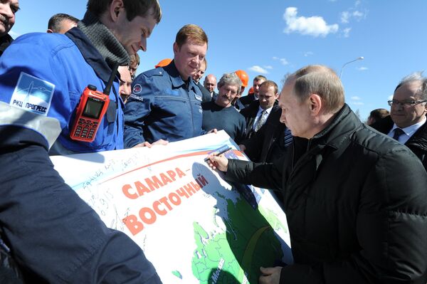 Tổng thống Nga Vladimir Putin tiếp xúc với các nhân viên sân bay vũ trụ Vostochny - Sputnik Việt Nam