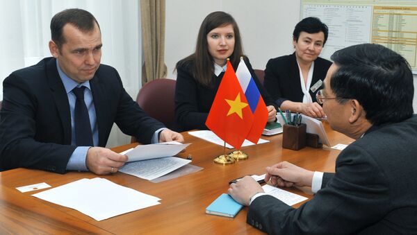 cuộc gặp giữa thống đốc tỉnh Tyumen Vadim Shumkov và Tổng lãnh sự Việt Nam tại Yekaterinburg Vũ Huy Mừng - Sputnik Việt Nam