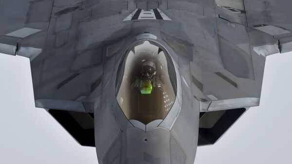 Chiến đấu cơ F-22 Raptor  của Mỹ tiến hành tiếp nhiên liệu trên không trung - Sputnik Việt Nam