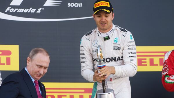 Tổng thống Nga Vladimir Putin trao phần thưởng cho Nico Rosberg - Sputnik Việt Nam