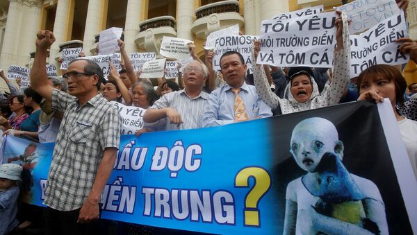 Hàng trăm người dân Hà Nội biểu tình phản đối chất thải độc hại khiến cá chết - Sputnik Việt Nam