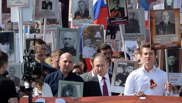 Президент РФ В. Путин принял участие в шествии Бессмертный полк в центре Москвы - Sputnik Việt Nam