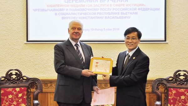 Đại sứ Nga tại Việt Nam K.V.Vnukov được trao tặng Kỷ niệm chương Vì sự nghiệp Tư pháp - Sputnik Việt Nam