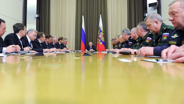 Tổng thống Nga Vladimir Putin họp với các quan chức quân đội - Sputnik Việt Nam