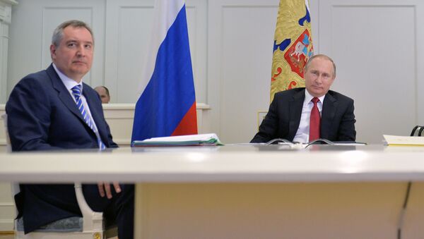 Tổng thống Nga Vladimir Putin gặp Phó Thủ tướng Dmitry Rogozin, người đứng đầu Cơ quan Vũ trụ Liên bang, ông Igor Komarov - Sputnik Việt Nam