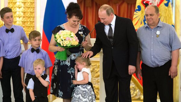 Vladimir Putin đã an ủi bé gái đang khóc ở điện Kremlin - Sputnik Việt Nam