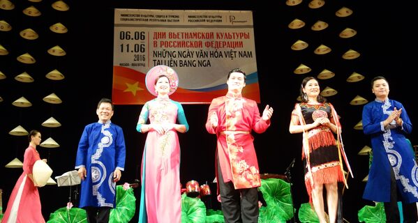 Các nghệ sĩ Việt nam đón nhận những tràng vỗ tay nồng nhiệt không ngớt của khán giả Nga - Sputnik Việt Nam