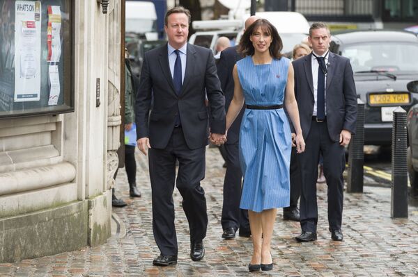 Thủ tướng Anh David Cameron và phu nhân Samantha trước cuộc trưng cầu về bảo lưu tư cách thành viên của Anh trong EU - Sputnik Việt Nam