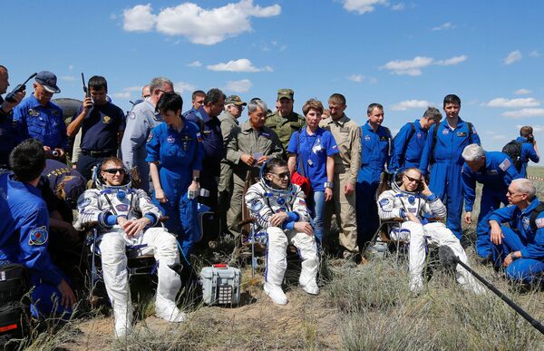 Các phi hành gia Timothy Peak, Yuri Malenchenko và Timothy Kopra sau khi khoang hạ cánh của tàu Soyuz TMA-19M tiếp đất ở Kazakhstan - Sputnik Việt Nam