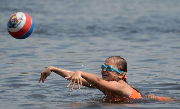 Cô bé ở hồ Bolshoi Sadovyi tại Matxcơva - Sputnik Việt Nam