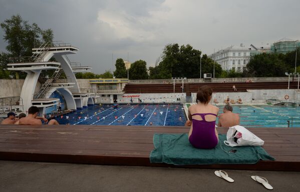 Các vị khách ở bể bơi ngoài trời “Chaika” tại Matxcơva - Sputnik Việt Nam