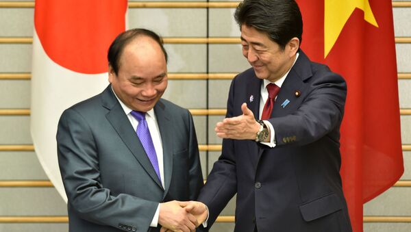Thủ tướng Shinzo Abe và Thủ tướng Nguyễn Xuân Phúc - Sputnik Việt Nam