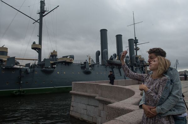 Trong đêm, hàng ngàn người dân St. Petersburg đã ra bờ sông Neva để đón chào con tàu tuần dương huyền thoại trở về bến cũ. - Sputnik Việt Nam