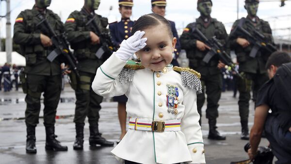 Cô bé mặc đồng phục trong cuộc diễu hành quân sự ở Bogota, Colombia - Sputnik Việt Nam