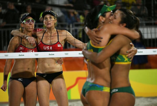 Kerri Walsh Jennings, April Ross (Mỹ) và Bernadchuk Agatha, Barbara Seixas (Brazil) sau trận đấu bóng chuyền bãi biển - Sputnik Việt Nam