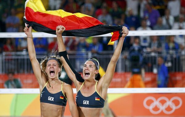 Các VĐV đội tuyển quốc gia bóng chuyền bãi biển Đức giành huy chương vàng Thế vận hội Olympic 2016. Rio de Janeiro - Sputnik Việt Nam