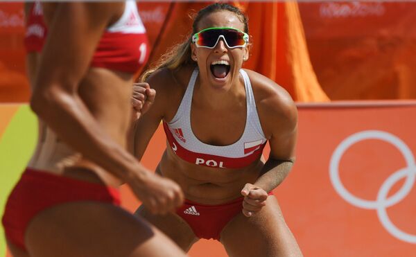 Vận động viên Ba Lan Monika Brzostek vui với chiến thắng trong trận đấu bóng chuyền bãi biển với đội Nga tại Thế vận hội 2016 - Sputnik Việt Nam