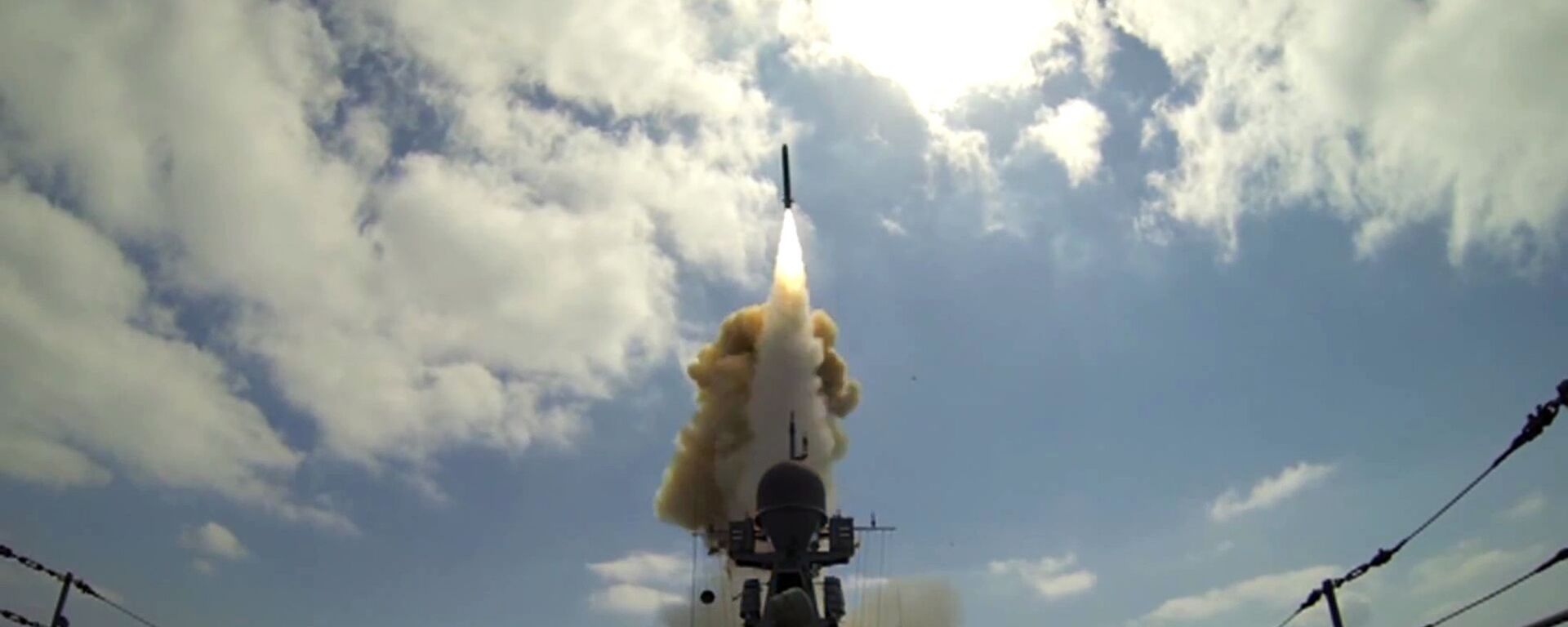 Xem tàu chiến Nga phóng tên lửa Kalibr vào các cơ sở khủng bố ở Syria (Video) - Sputnik Việt Nam, 1920, 28.04.2022
