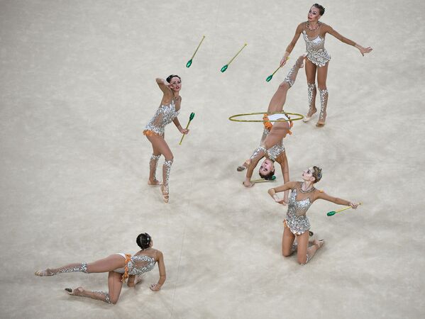 Các nữ vận động viên Nga thực hiện bài thi với sáu trùy và hai vòng, chung kết thi đấu thể dục nghệ thuật đồng đội - Sputnik Việt Nam