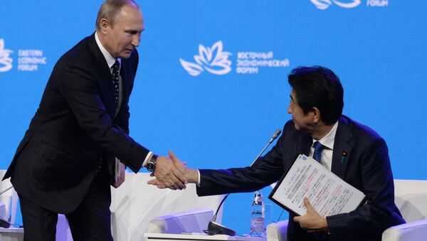 Russian President Vladimir Putin (left) and Japanese Prime Minister Shinzo Abe at the plenary session Discovering the Far East within the framework of the Eastern Economic Forum. - Sputnik Việt Nam