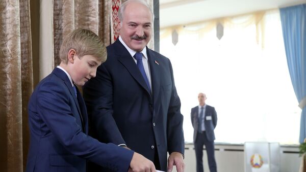Alexandr Lukashenko và cậu Nikolai - Sputnik Việt Nam