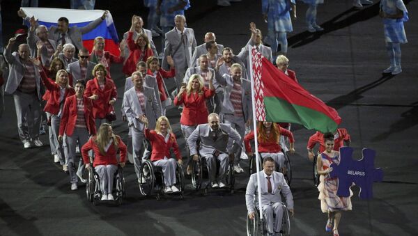 VĐV Belarus giương cờ Nga tại lễ khai mạc Paralympic 2016 - Sputnik Việt Nam