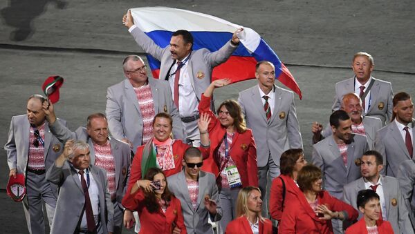 VĐV Belarus giương cờ Nga tại lễ khai mạc Paralympic 2016 - Sputnik Việt Nam