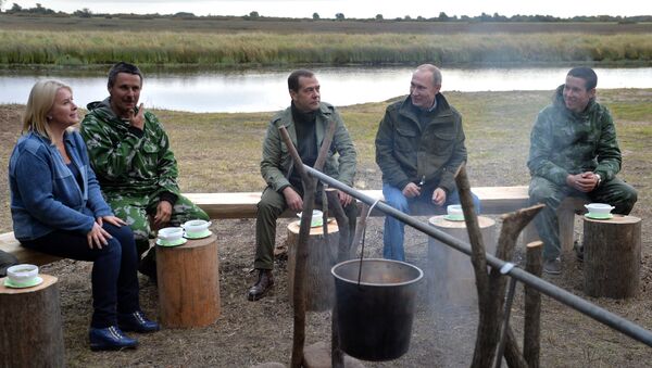 Tổng thống Vladimir Putin và Thủ tướng Dmitry Medvedev đã cùng thưởng thức một bữa súp cá trên đảo Lipno. - Sputnik Việt Nam