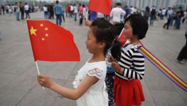 Trẻ em chụp ảnh với quốc kỳ Trung Quốc trên Quảng trường Thiên An Môn ở Bắc Kinh - Sputnik Việt Nam