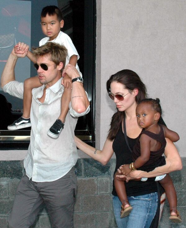 Angelina Jolie và Brad Pitt với trẻ em. - Sputnik Việt Nam