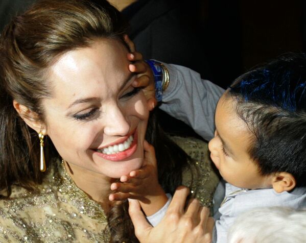 Jolie cùng con trai Maddox mà cô nhận nuôi năm 2002 tại Campuchia. - Sputnik Việt Nam
