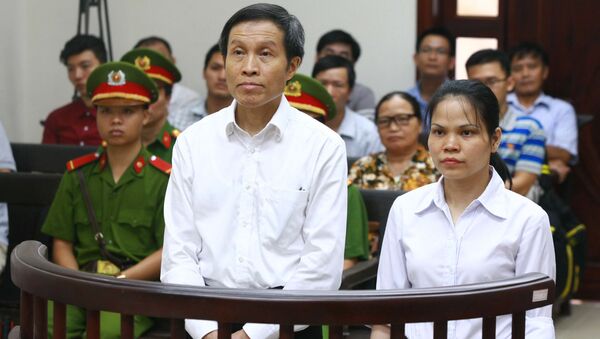 Tòa án phúc thẩm y án đối với blogger Nguyễn Hữu Vinh và đồng sự Nguyễn Thị Minh Thủy (5 năm và 3 năm tù giam) với cáo buộc hoạt động chống chính phủ. - Sputnik Việt Nam