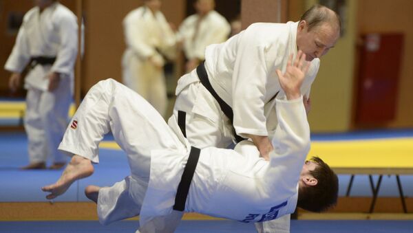 Tổng thống Nga Vladimir Putin trong buổi tập với các thành viên đội tuyển judo quốc gia Nga. - Sputnik Việt Nam