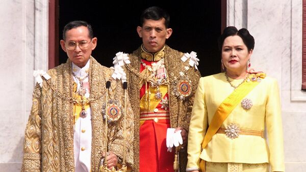 Bhumibol Adulyadej và Thái tử con trai vua - Maha Vatjiralongkorn Mahidol. - Sputnik Việt Nam
