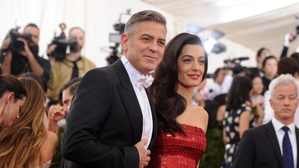 George Clooney và Amal Clooney đến dạ tiệc Costume Institute  - Sputnik Việt Nam