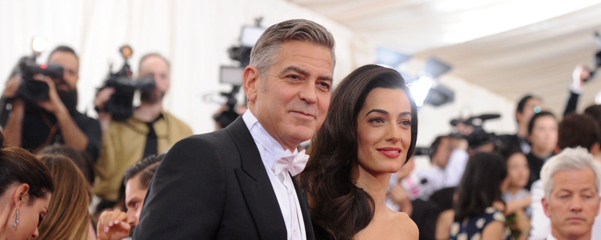 George Clooney và Amal Clooney đến dạ tiệc Costume Institute  - Sputnik Việt Nam, 1920, 31.05.2024