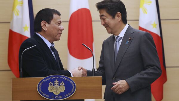 Tổng thống Philippines Rodrigo Duterte hội đàm với Thủ tướng Nhật Bản Shinzo Abe - Sputnik Việt Nam