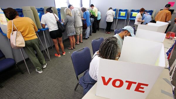 People cast their ballots for the 2016 general elections at a crowded polling station as early voting begins in North Carolina, in Carrboro, North Carolina, U.S., October 20, 2016 - Sputnik Việt Nam