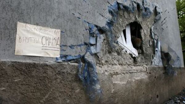 Bức tường bị hư hại do các cuộc pháo kích vào thành phố Donetsk - Sputnik Việt Nam