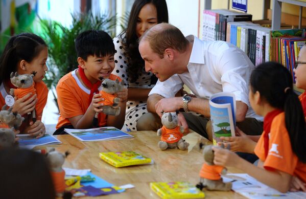 Hoàng tử William nói chuyện với học sinh của một trường phổ thông địa phương ở Hà Nội - Sputnik Việt Nam
