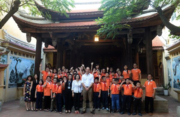 Hoàng tử William với học sinh và giáo viên của một trong những trường học tại Hà Nội trong chuyến thăm chính thức Việt Nam - Sputnik Việt Nam